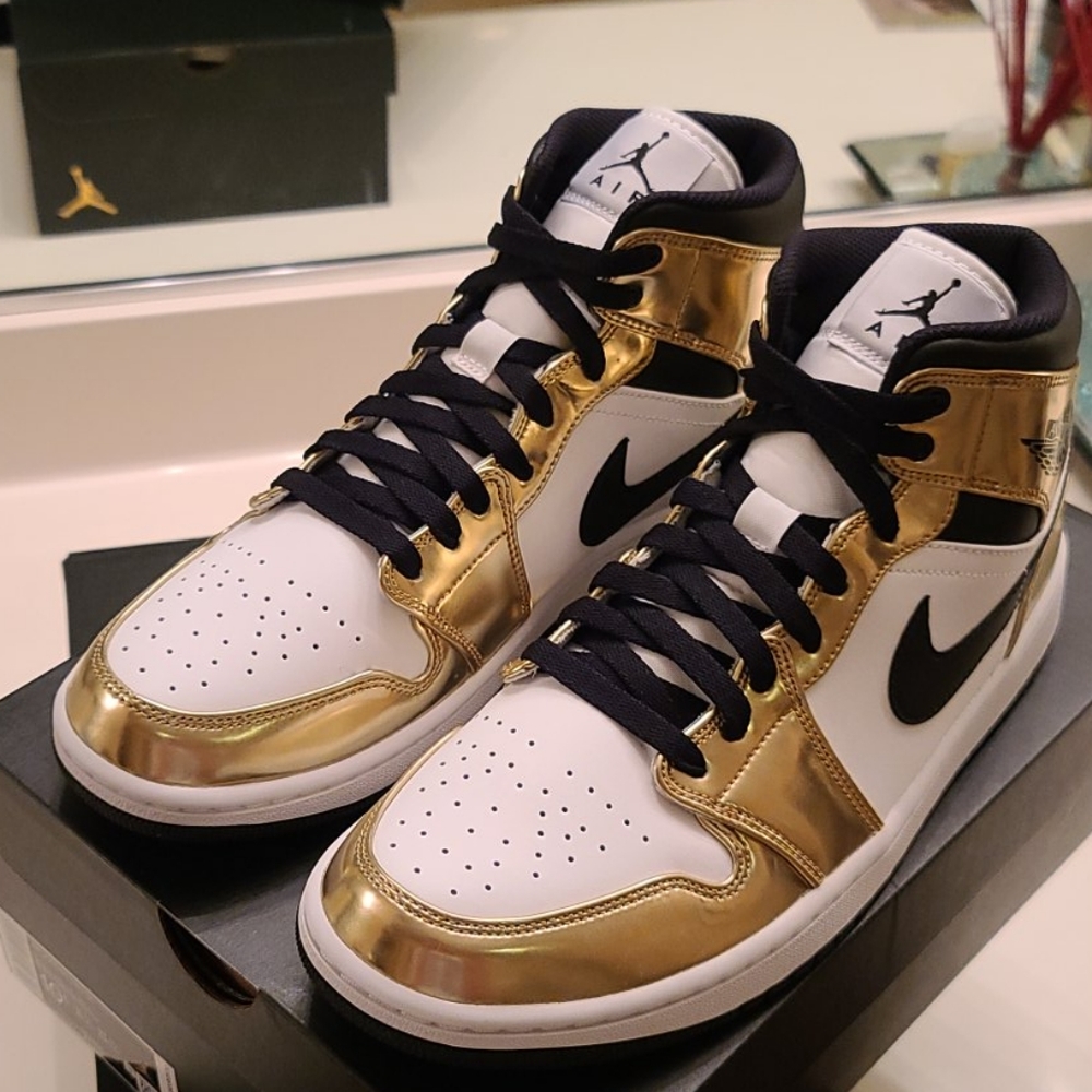 AIR JORDAN 1 MID SE 'METALLIC GOLD'